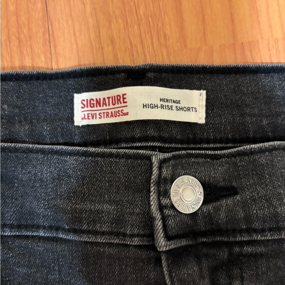 Levi’s High Rise Shorts - Picture 2 of 6